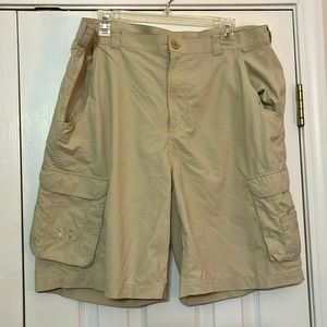 Men’s Under Armour khaki cargo shorts - performance material 40R